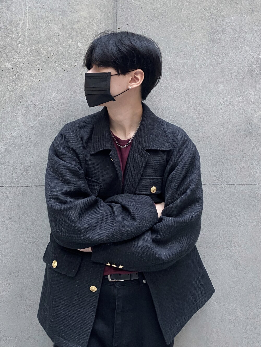 レッド系のTシャツ/カットソー、ブラック系のデニムパンツ、ブラック系のブルゾンを着用したメンズの秋コーディネートの3枚目の写真