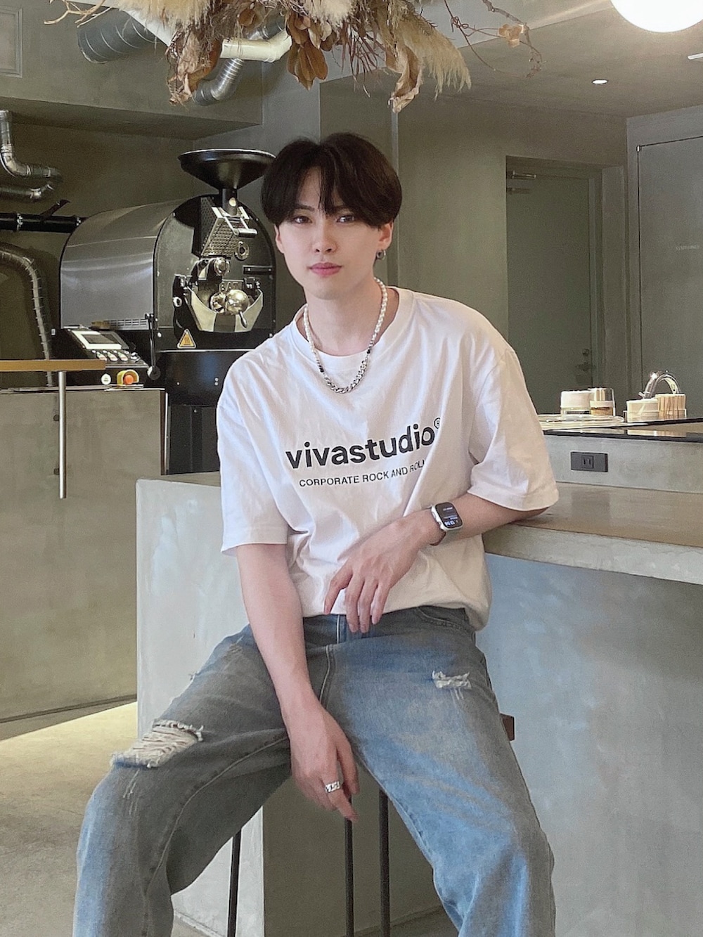 「夏コーデ、夏だ!Tシャツ着よう!、デニム、韓国ファッション、シンプル、コンバース、スニーカー、厚底シューズ、デニムパンツ、休日スタイル、きれいめカジュアル、ロゴT、ラフコーデ」|「VIVASTUDIOのORIGINAL LOGO SHORT SLEEVE(Tシャツ/カットソー、ホワイト系)」を使った、SHOTAさん(メンズ・176cm)の夏コーディネートの2枚目の写真
