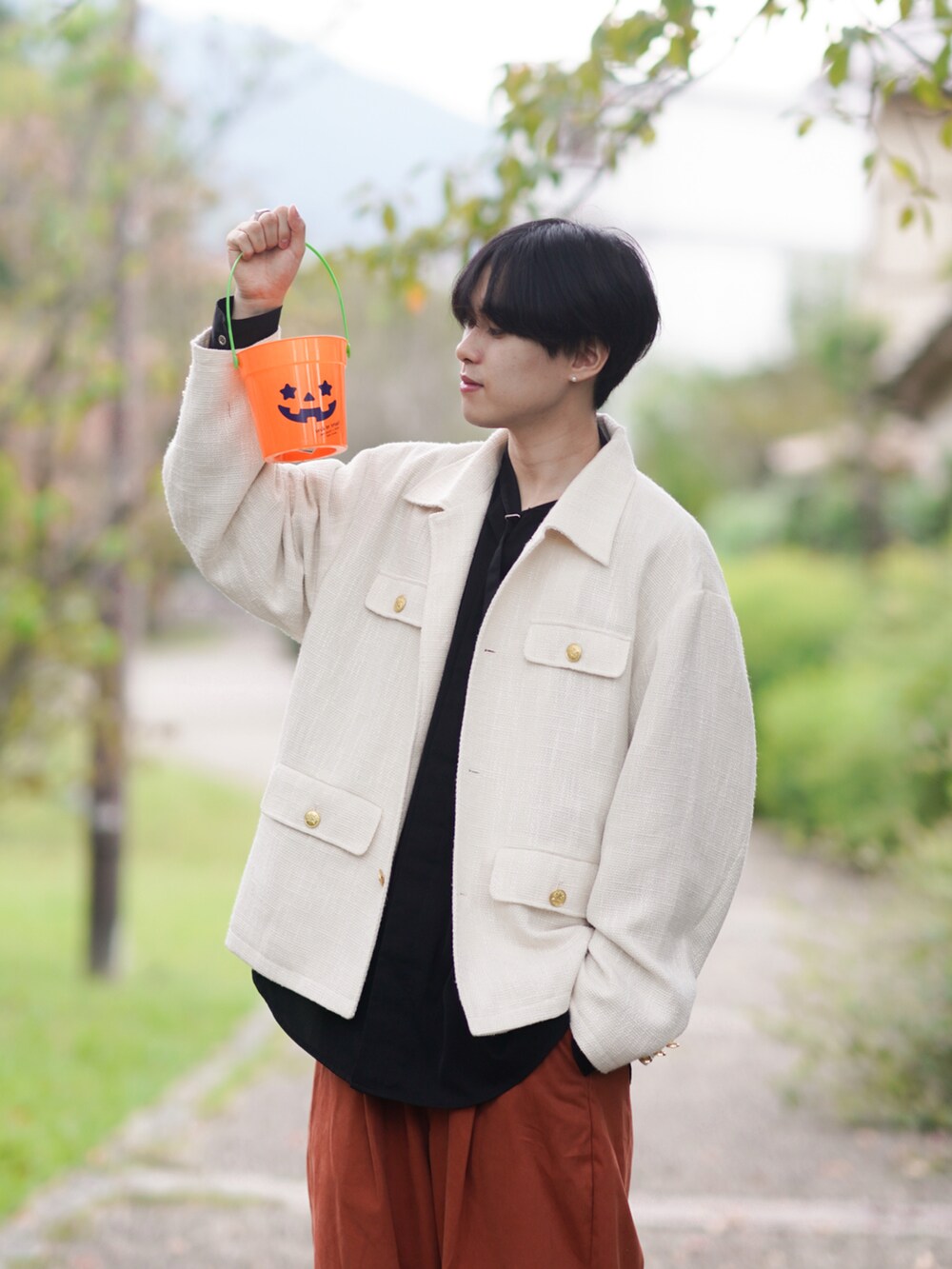 「WEARハロウィン2022、秋ルック紹介するよ、秋服コーデ、厚底シューズ、ジャケット、ツイードジャケット、シャツスタイル、レイヤードスタイル、秋コーデ、きれいめカジュアル」｜「EMMA CLOTHESのタックワイドバルーンシルエットチノパンツ EMMA CLOTHES 2022SS（チノパンツ、オレンジ系）」を使った、SHOTAさん（メンズ・176cm）の秋コーディネートの2枚目の写真