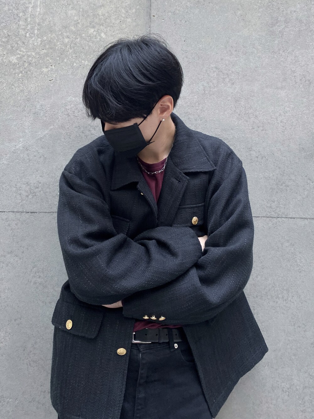 レッド系のTシャツ/カットソー、ブラック系のデニムパンツ、ブラック系のブルゾンを着用したメンズの秋コーディネートの2枚目の写真