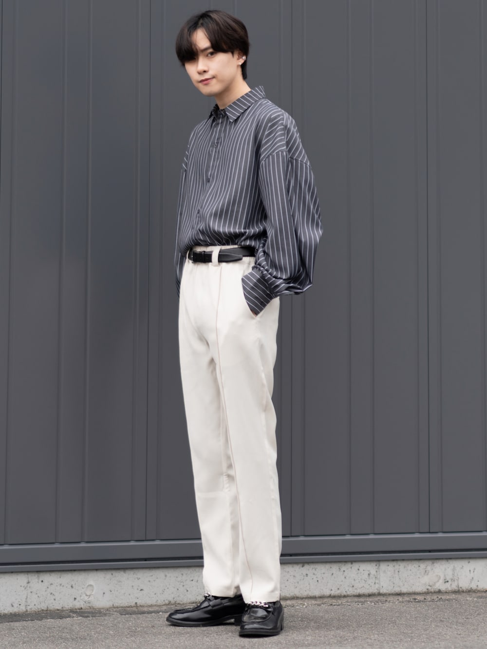 「シャツスタイル、ビッグシルエット、タックイン、ミニバッグ、白パンツ、ローファー、スラックス、ショルダーバッグ、ストライプ、はじめましてコーデ」|「CLELの【CLEL】TR Loose Soutien Collar Coat / TR ルーズ ステンカラーコート(ステンカラーコート、グレー系)」を使った、SHOTAさん(メンズ・176cm)の春コーディネートの2枚目の写真