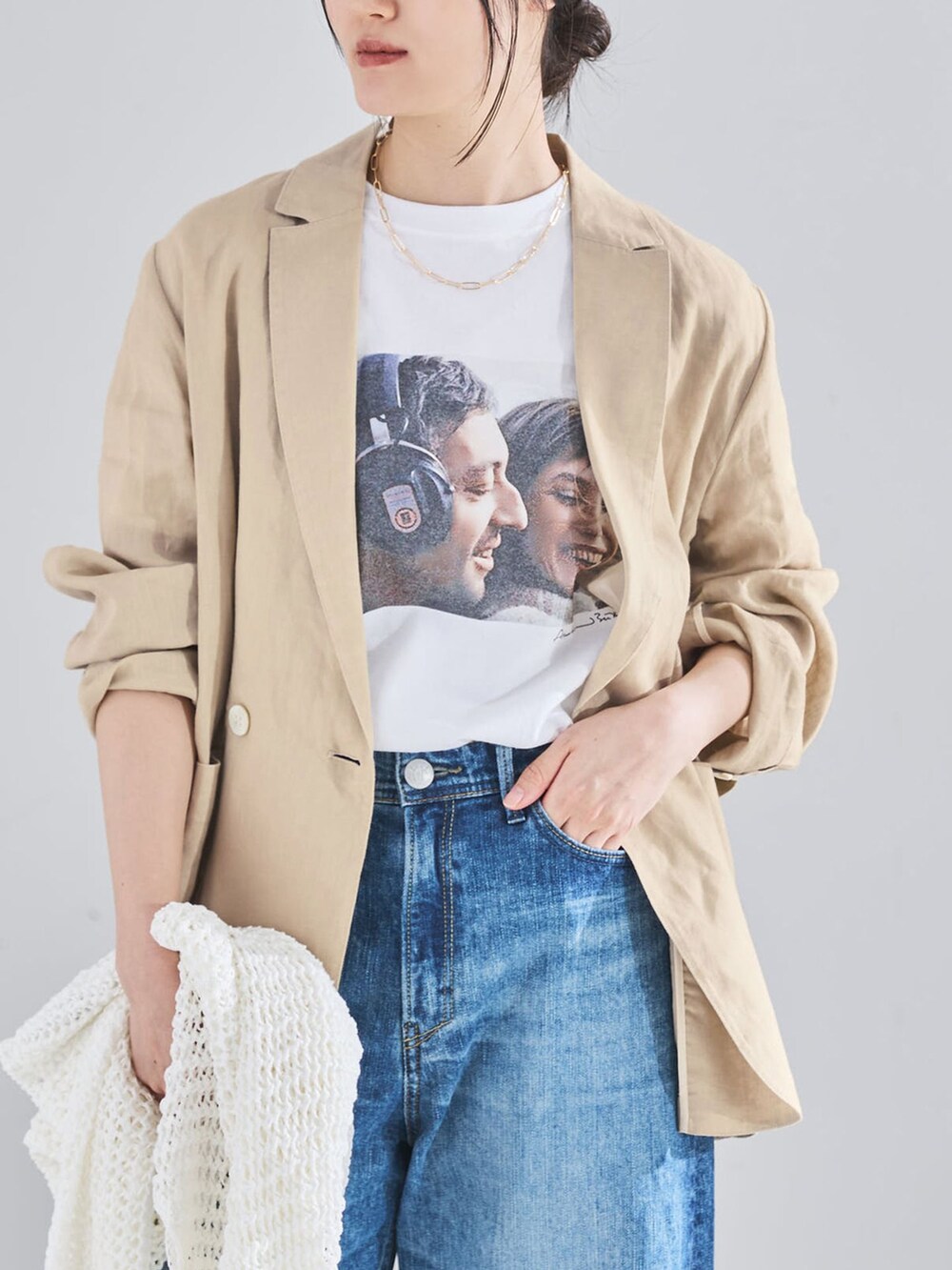 ベージュ系のテーラードジャケット、ブルー系のデニムパンツ、ホワイト系のTシャツ/カットソーを着用したレディースの春コーディネートの10枚目の写真