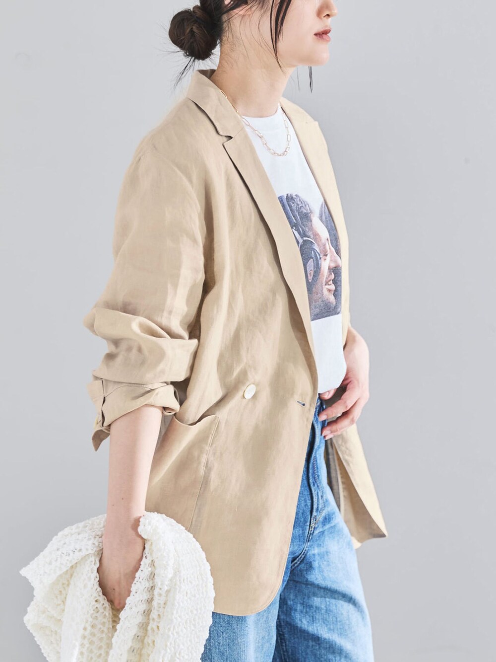 ベージュ系のテーラードジャケット、ブルー系のデニムパンツ、ホワイト系のTシャツ/カットソーを着用したレディースの春コーディネートの8枚目の写真