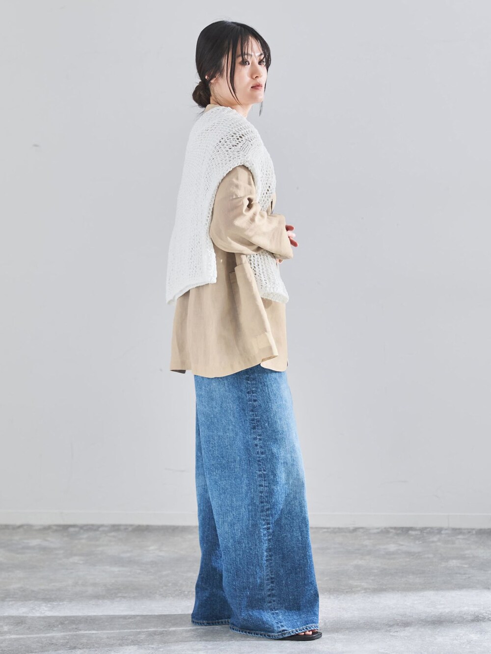 ベージュ系のテーラードジャケット、ブルー系のデニムパンツ、ホワイト系のTシャツ/カットソーを着用したレディースの春コーディネートの4枚目の写真
