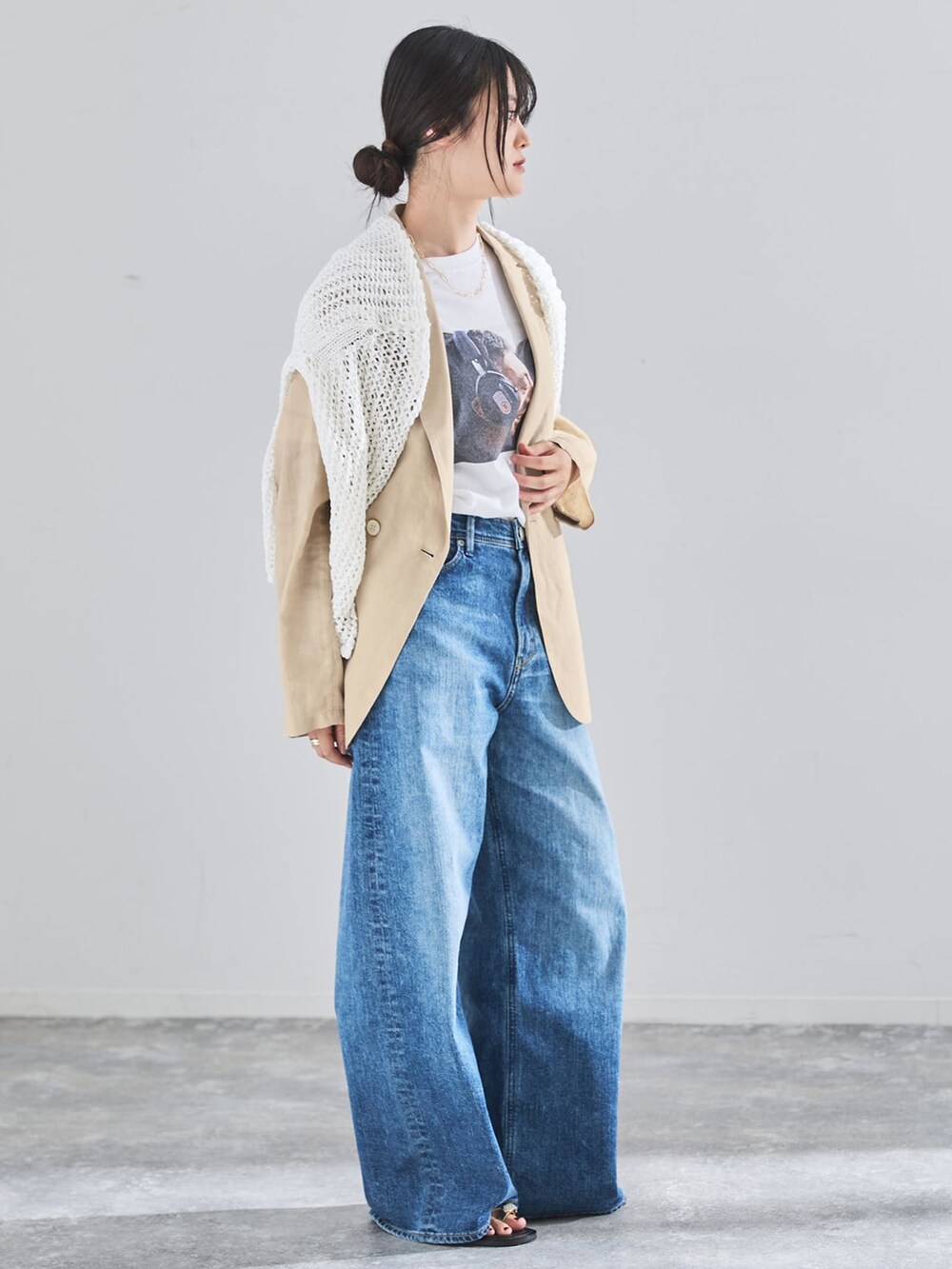 ベージュ系のテーラードジャケット、ブルー系のデニムパンツ、ホワイト系のTシャツ/カットソーを着用したレディースの春コーディネートの5枚目の写真