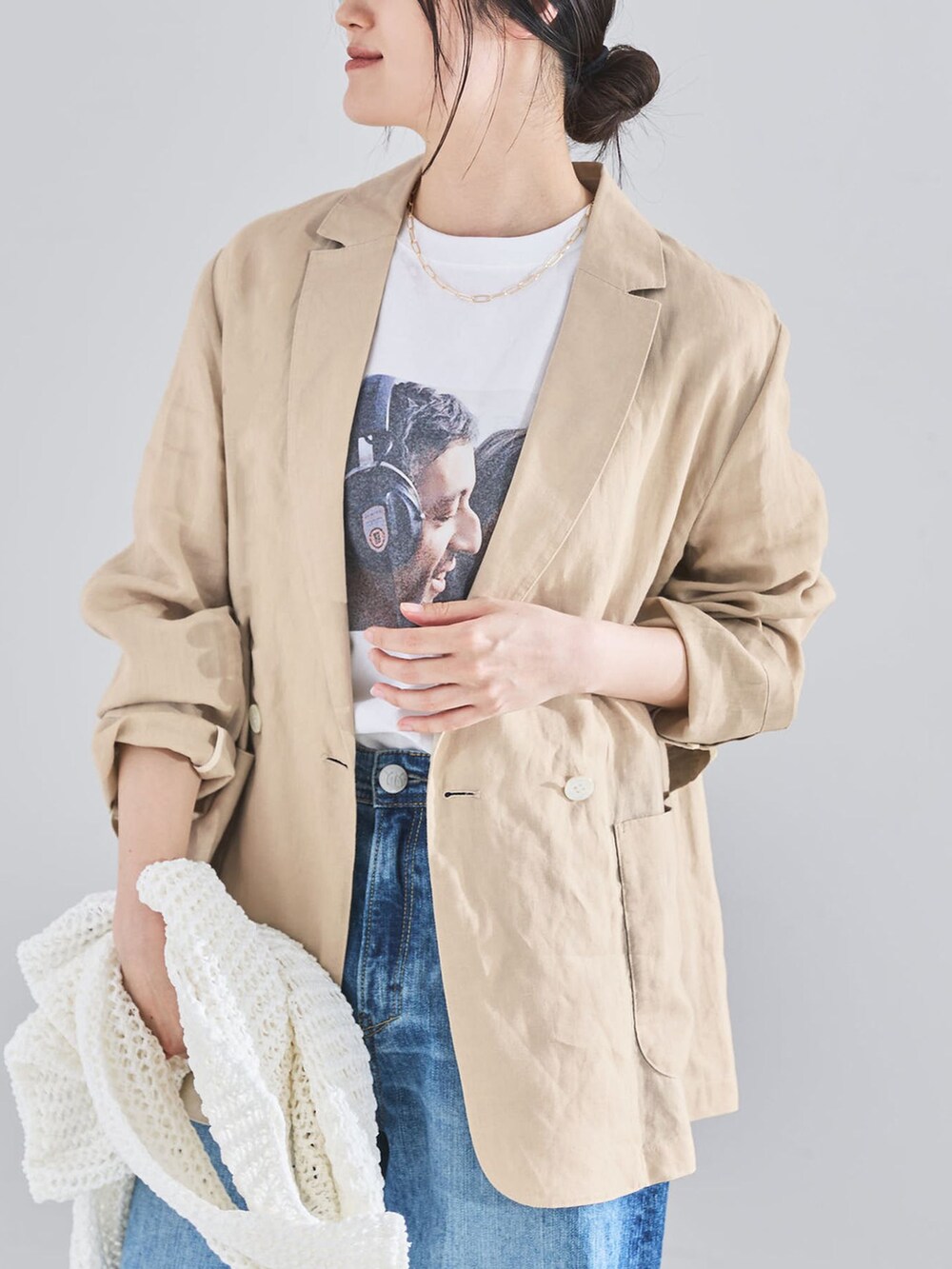 ベージュ系のテーラードジャケット、ブルー系のデニムパンツ、ホワイト系のTシャツ/カットソーを着用したレディースの春コーディネートの9枚目の写真