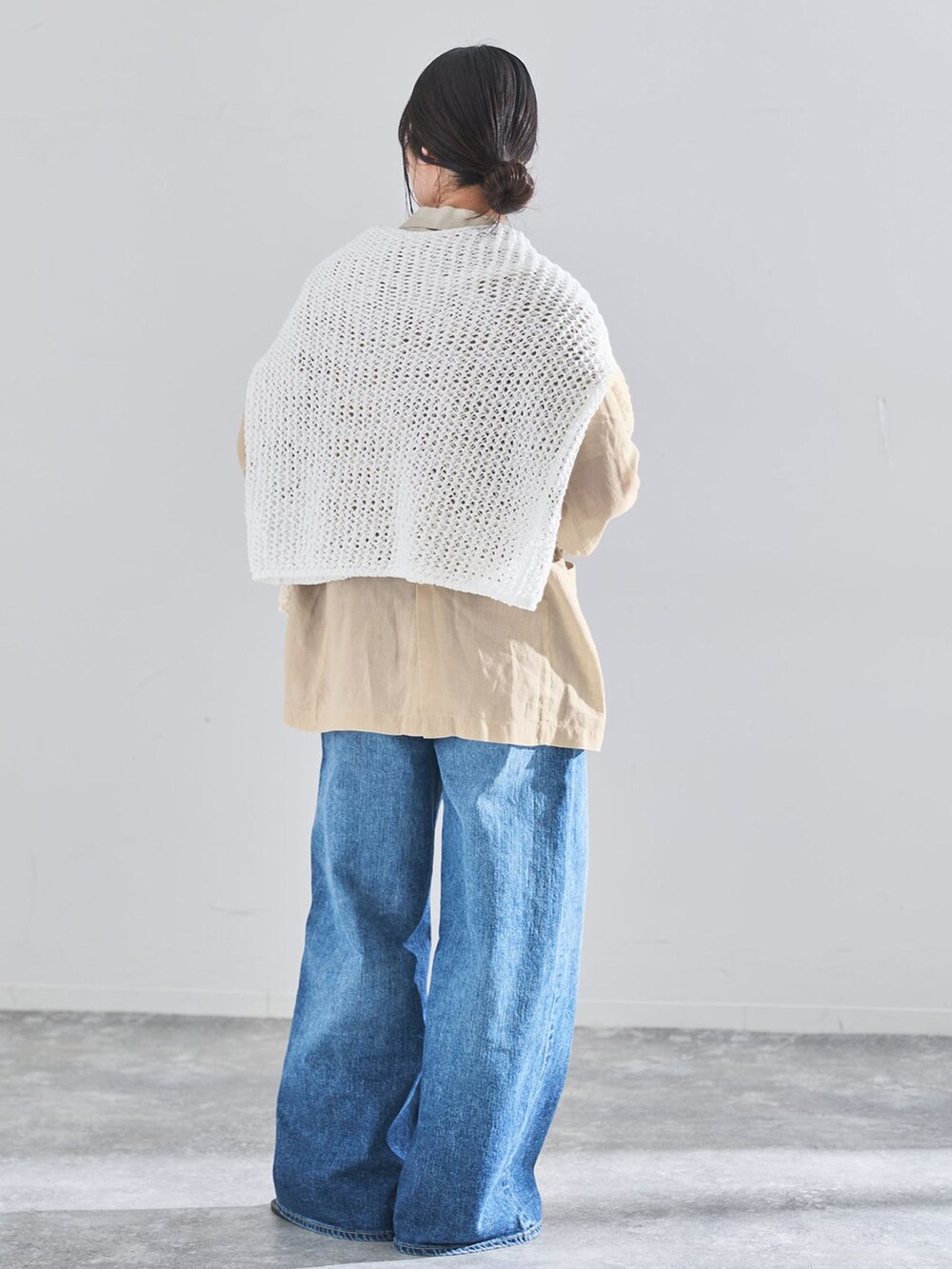 ベージュ系のテーラードジャケット、ブルー系のデニムパンツ、ホワイト系のTシャツ/カットソーを着用したレディースの春コーディネートの3枚目の写真