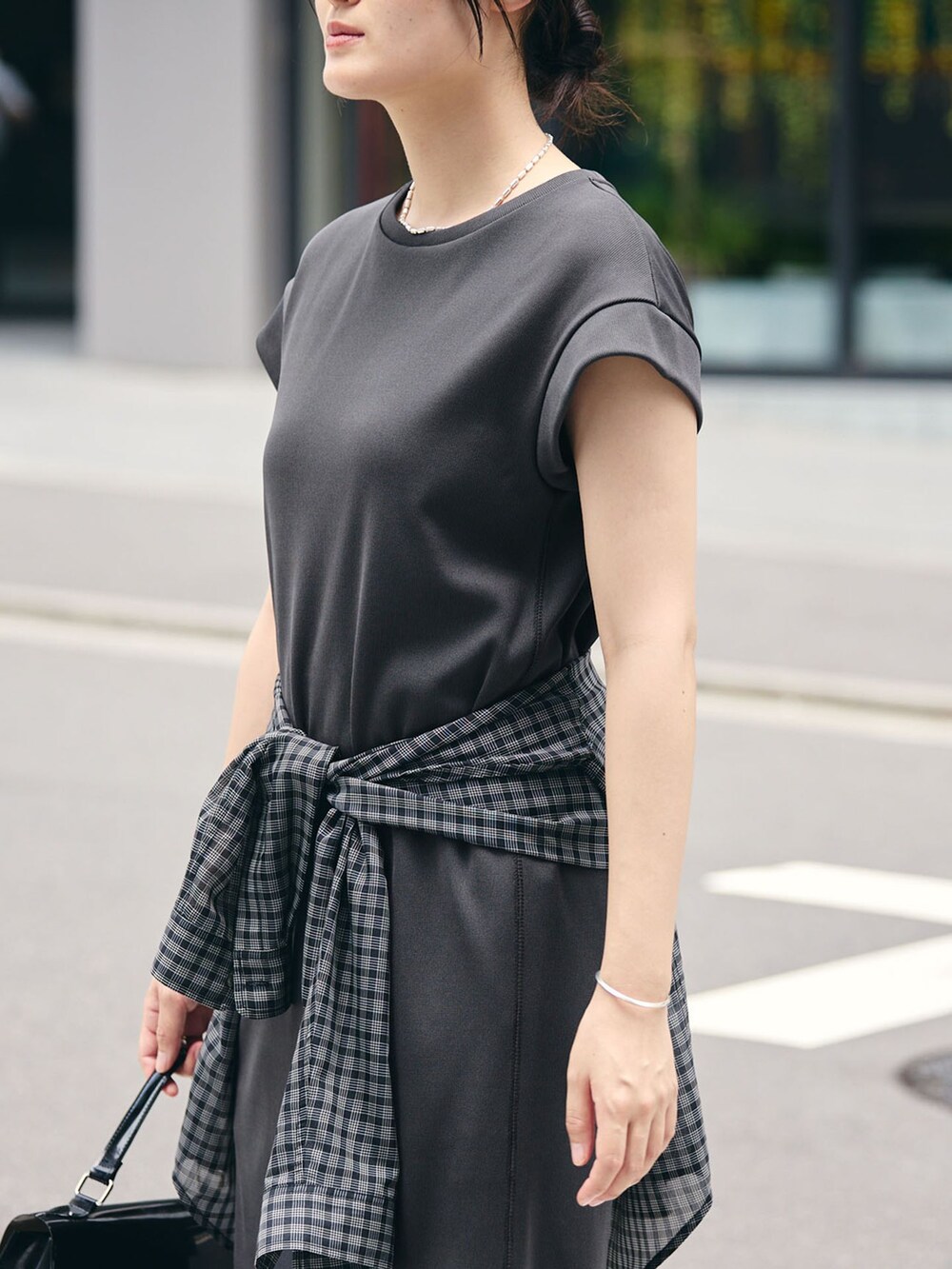 グレー系のワンピース、ブラック系のシャツ/ブラウス、シルバー系のサンダルを着用したレディースの夏コーディネートの4枚目の写真