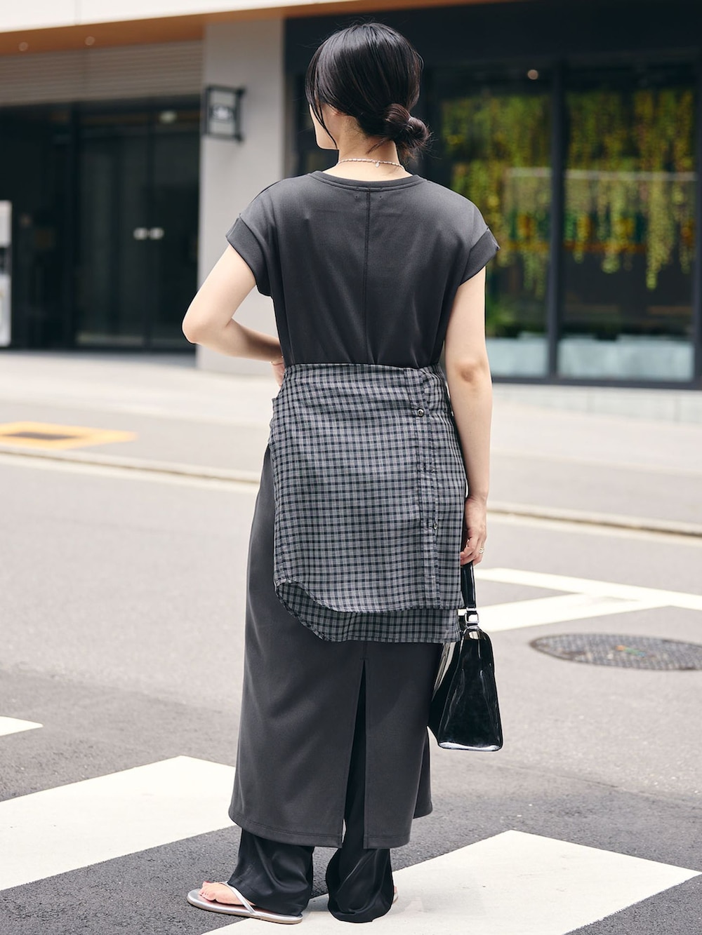 グレー系のワンピース、ブラック系のシャツ/ブラウス、シルバー系のサンダルを着用したレディースの夏コーディネートの3枚目の写真