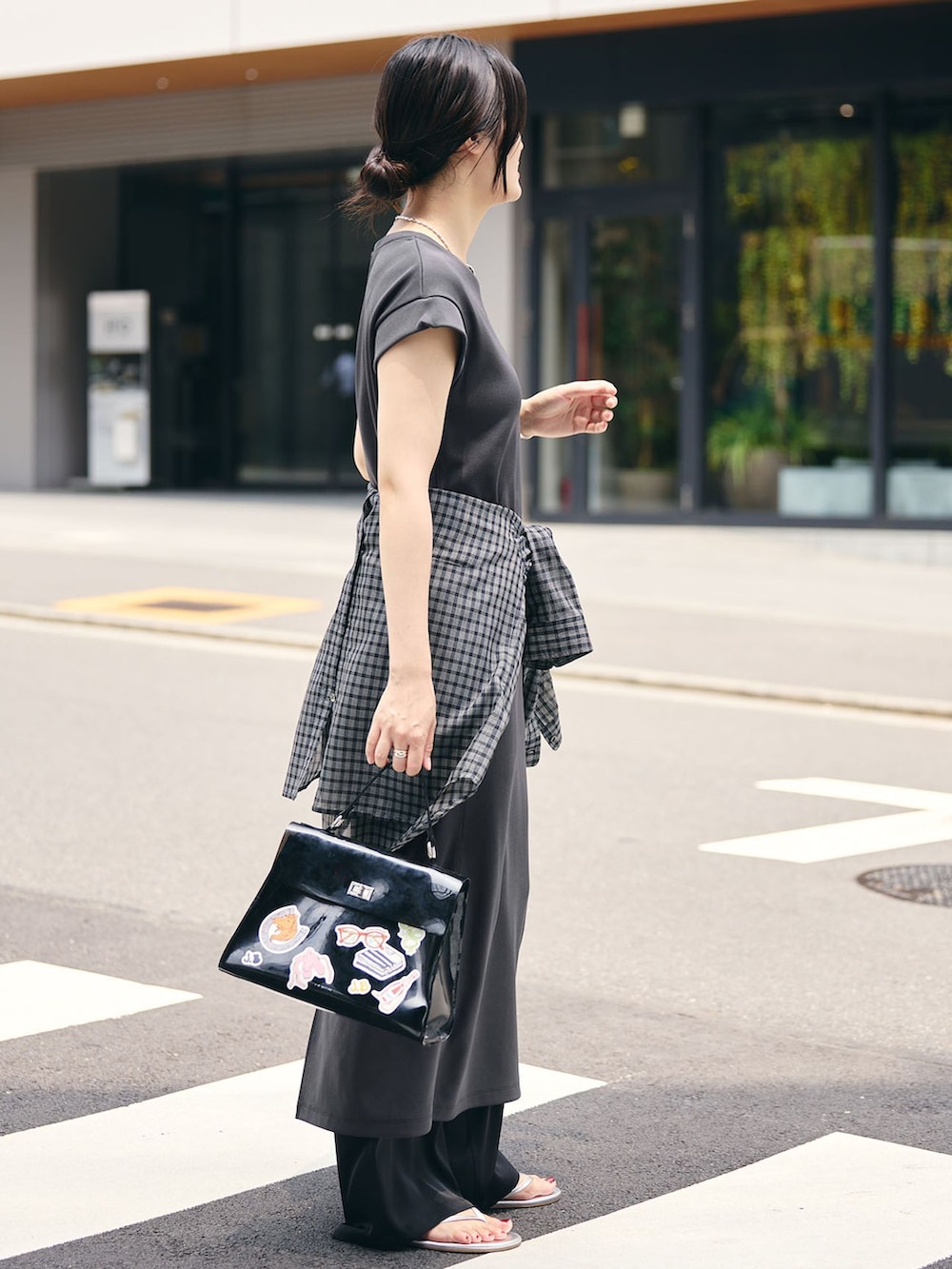 グレー系のワンピース、ブラック系のシャツ/ブラウス、シルバー系のサンダルを着用したレディースの夏コーディネートの2枚目の写真