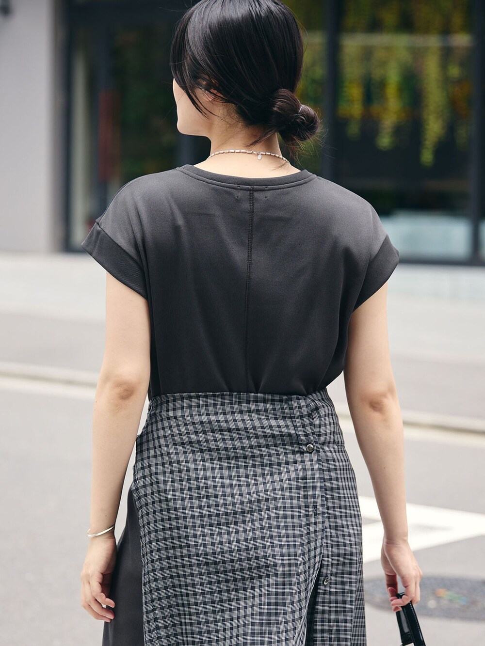 グレー系のワンピース、ブラック系のシャツ/ブラウス、シルバー系のサンダルを着用したレディースの夏コーディネートの5枚目の写真