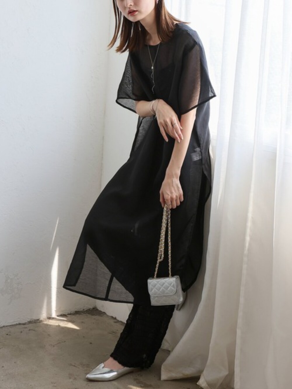 ブラック系のワンピース、シルバー系のショルダーバッグ、ブラック系のその他パンツを着用したレディースの夏コーディネートの2枚目の写真