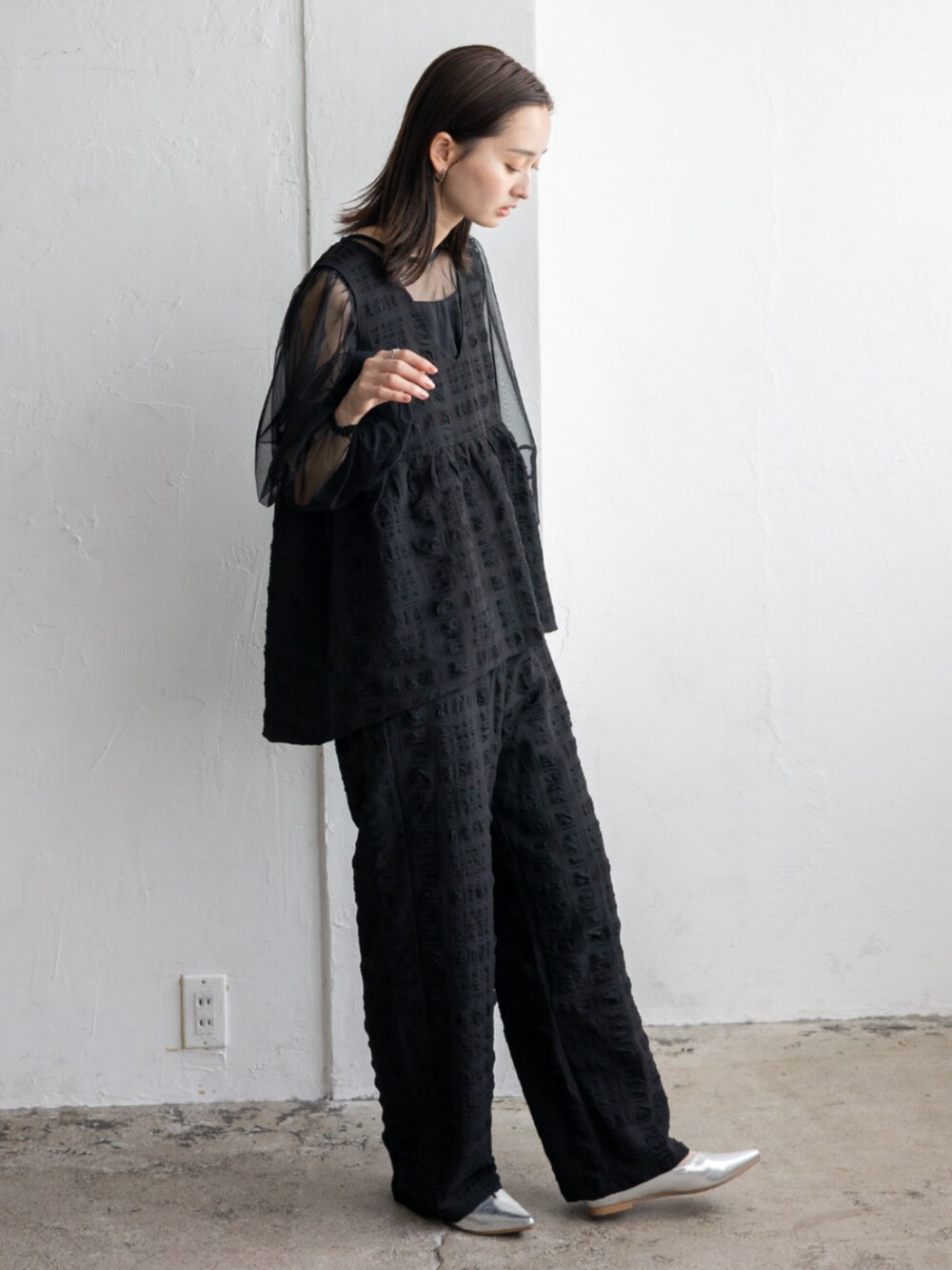 ブラック系のベスト、ブラック系のTシャツ/カットソー、ブラック系のその他パンツを着用したレディースの秋コーディネートの4枚目の写真