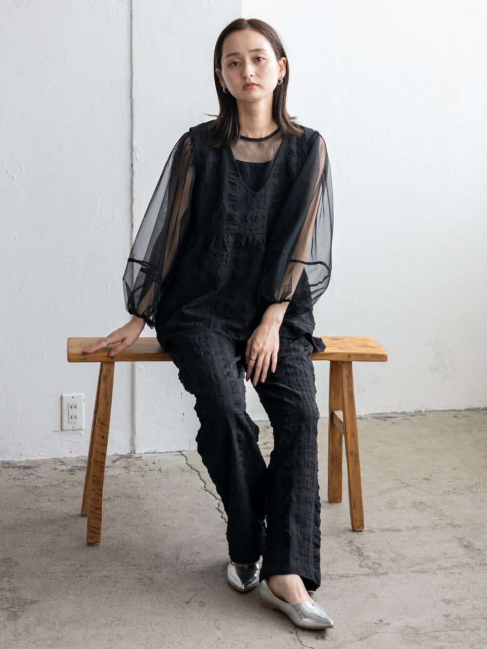 ブラック系のベスト、ブラック系のTシャツ/カットソー、ブラック系のその他パンツを着用したレディースの秋コーディネートの3枚目の写真