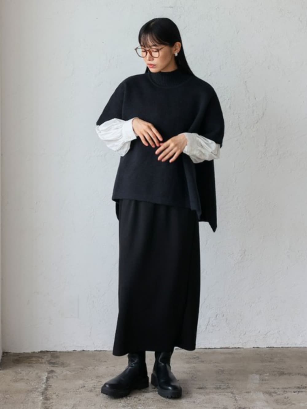 ブラック系のスカート、ブラック系のニット/セーターを着用したレディースの秋コーディネートの4枚目の写真