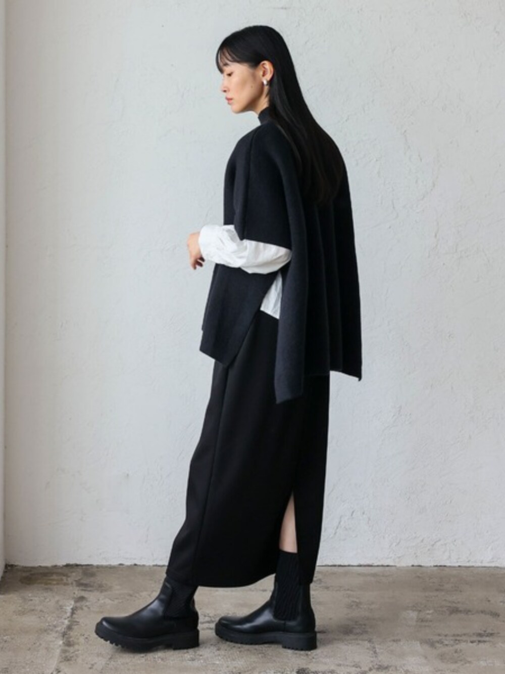 ブラック系のスカート、ブラック系のニット/セーターを着用したレディースの秋コーディネートの3枚目の写真