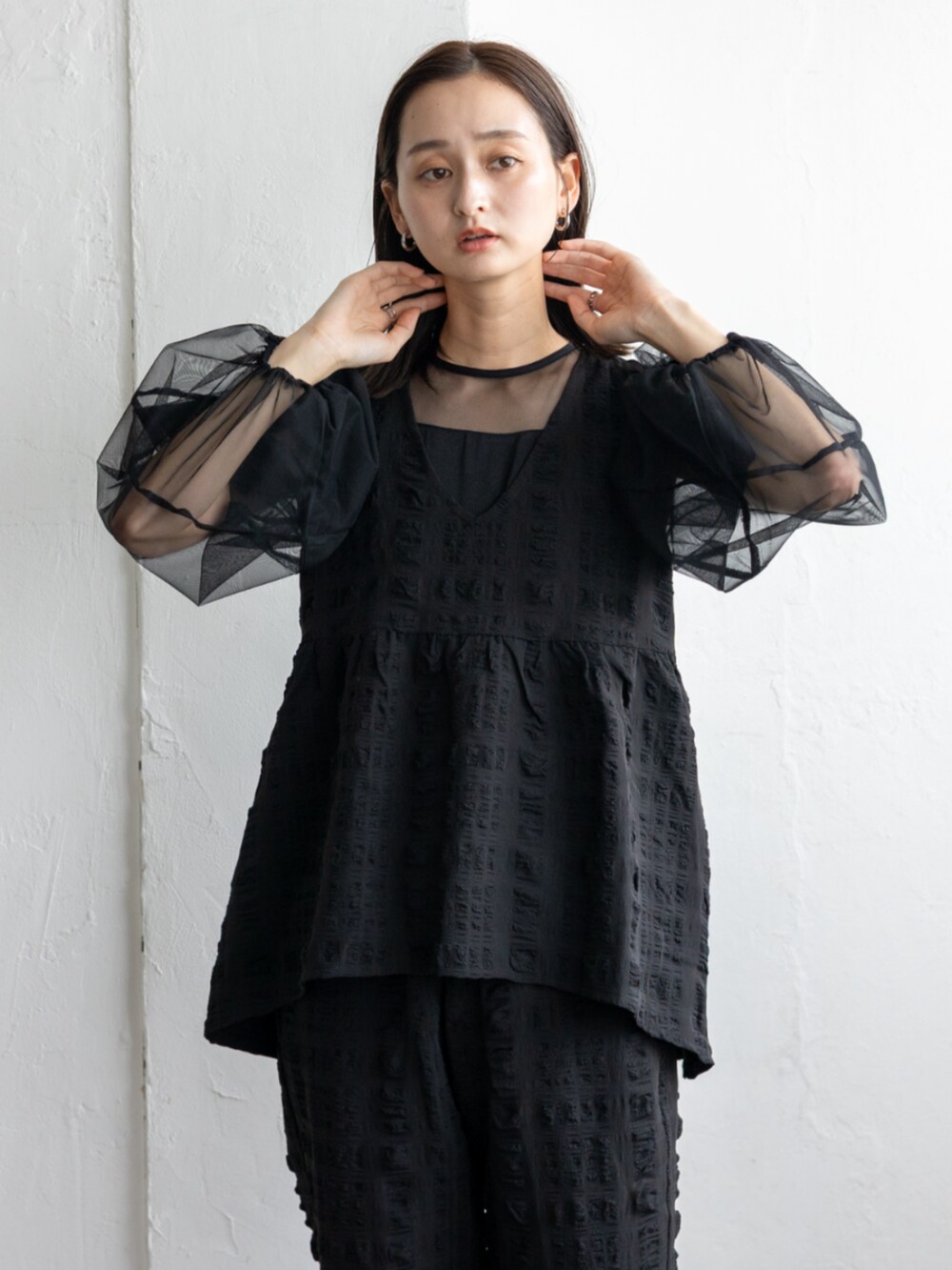 ブラック系のベスト、ブラック系のTシャツ/カットソー、ブラック系のその他パンツを着用したレディースの秋コーディネートの2枚目の写真