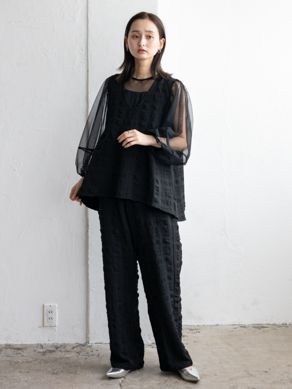 ブラック系のベスト、ブラック系のTシャツ/カットソー、ブラック系のその他パンツを着用したレディースの秋コーディネートの6枚目の写真