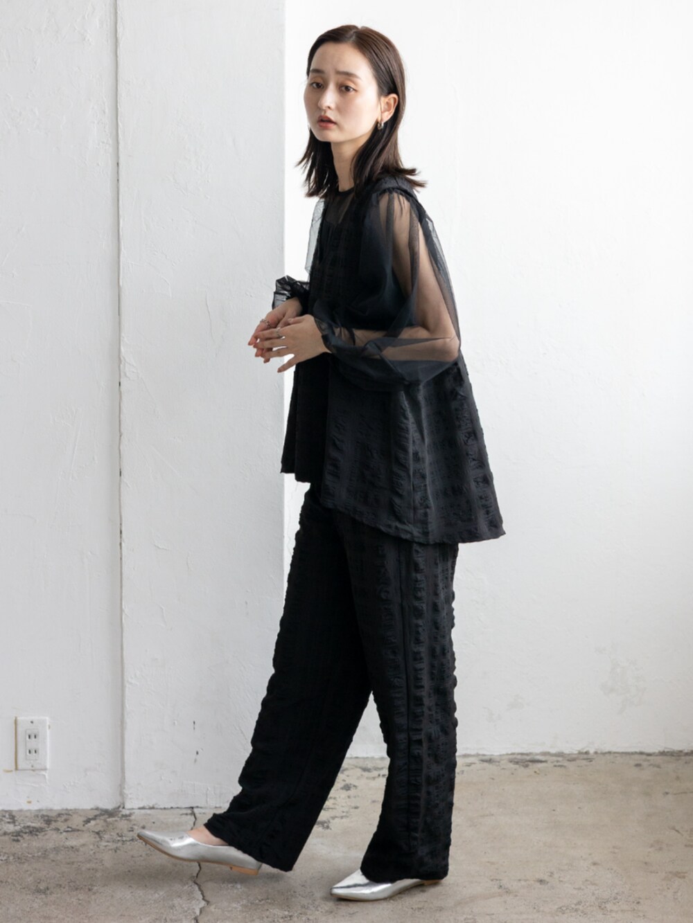 ブラック系のベスト、ブラック系のTシャツ/カットソー、ブラック系のその他パンツを着用したレディースの秋コーディネートの5枚目の写真