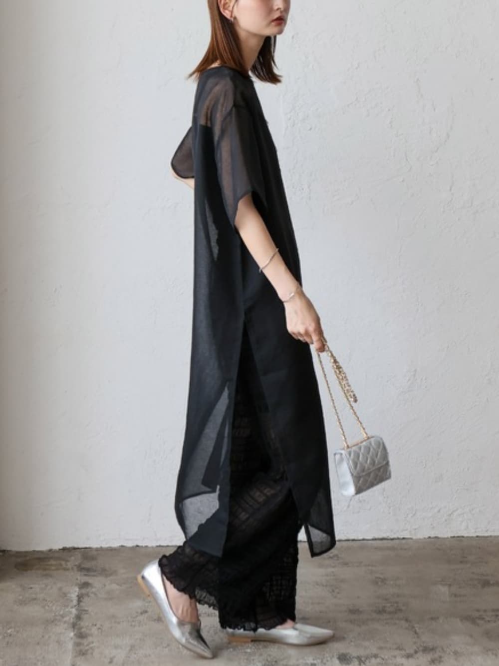 ブラック系のワンピース、シルバー系のショルダーバッグ、ブラック系のその他パンツを着用したレディースの夏コーディネートの3枚目の写真