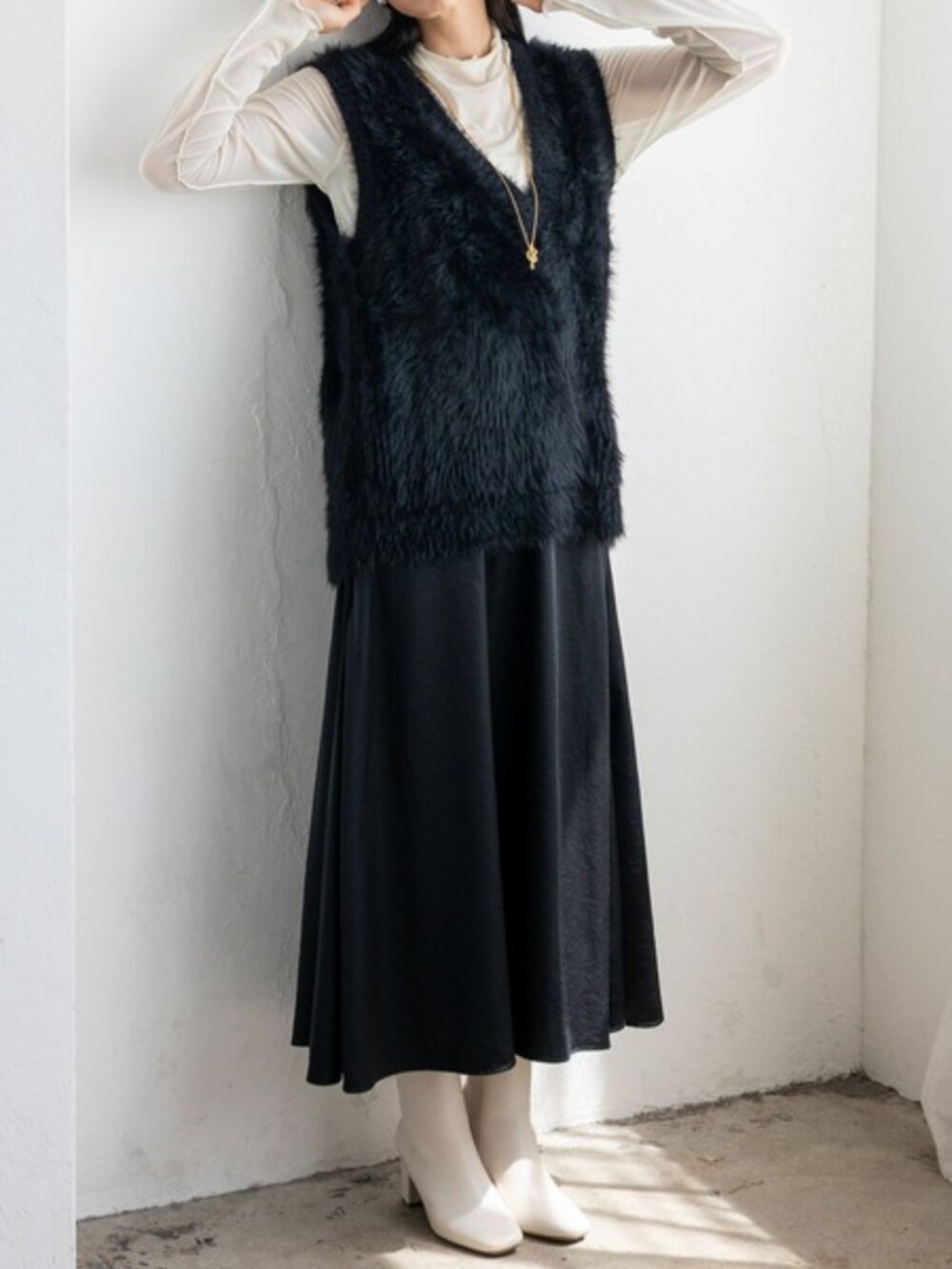 ブラック系のベストを着用したレディースの秋コーディネートの3枚目の写真