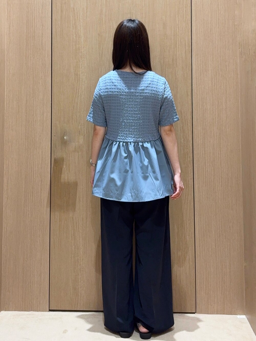 ブルー系のTシャツ/カットソー、ブルー系のその他パンツ、シルバー系のサンダルを着用したレディースの夏コーディネートの2枚目の写真