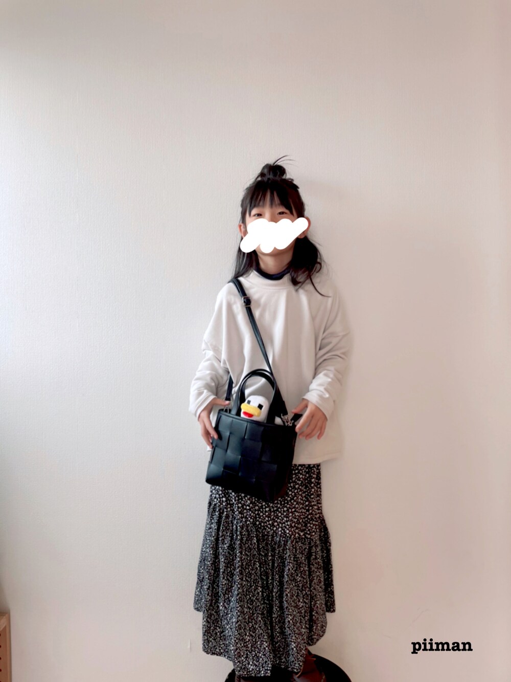 「私の推しブランド、女の子、おしゃれさんと繋がりたい、スカート、シンプルコーデ、しまむら、女の子コーデ」｜「しまむらのアイテム（ショルダーバッグ、ブラック系）」を使った、piiman◡̈⃝さん（キッズ・120cm）の冬コーディネートの2枚目の写真