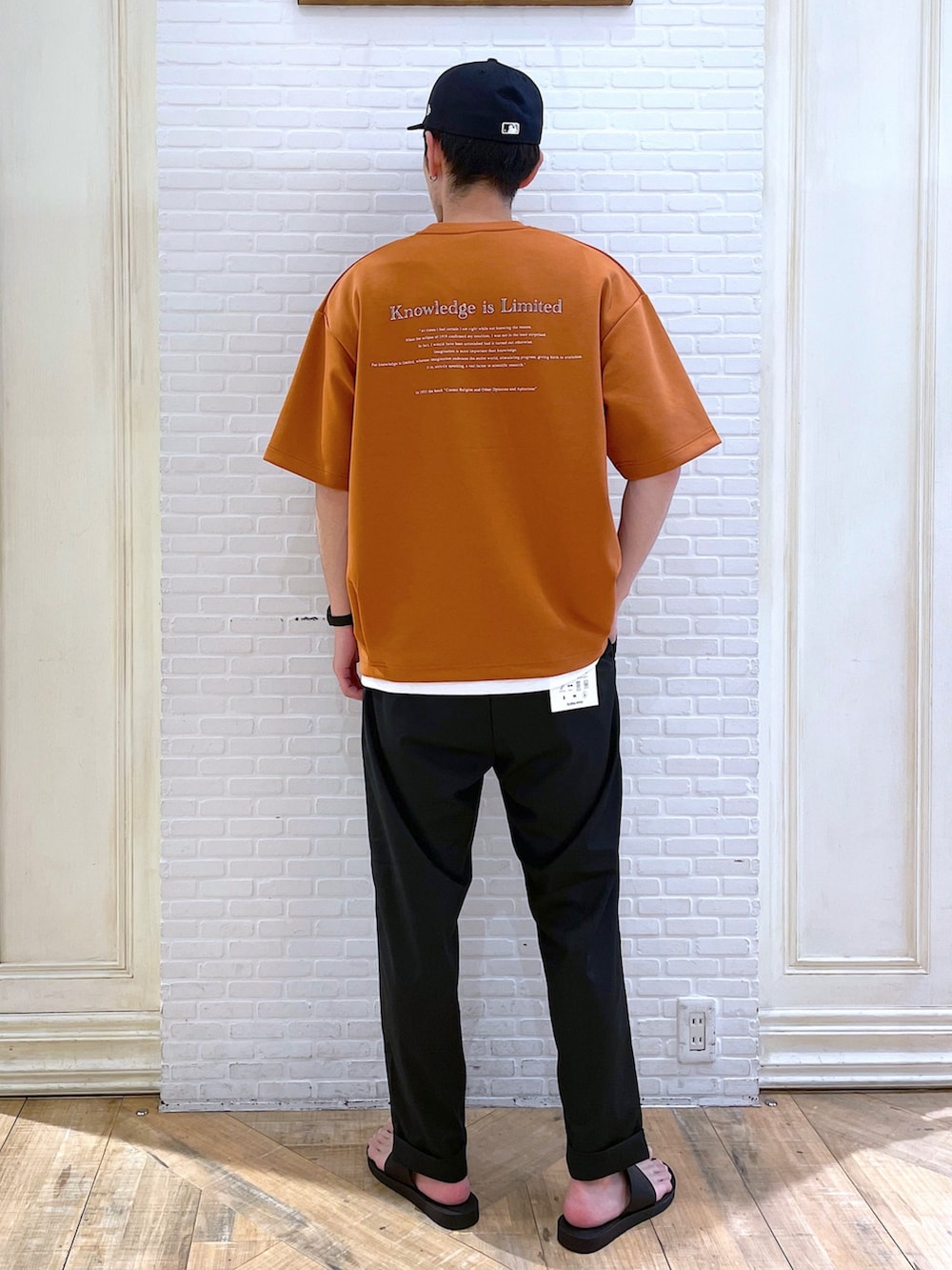 「ストリート、夏コーデ、ビタミンカラー、ビッグT、サンダル、スラックス、オレンジ、キャップ、グローバルワーク(GLOBAL WORK)、GLOBAL WORK」｜「GLOBAL WORKのエアクッション半袖/ロゴ/294742（Tシャツ/カットソー、オレンジ系）」を使った、まさるさんさん（メンズ・180cm）の夏コーディネートの3枚目の写真