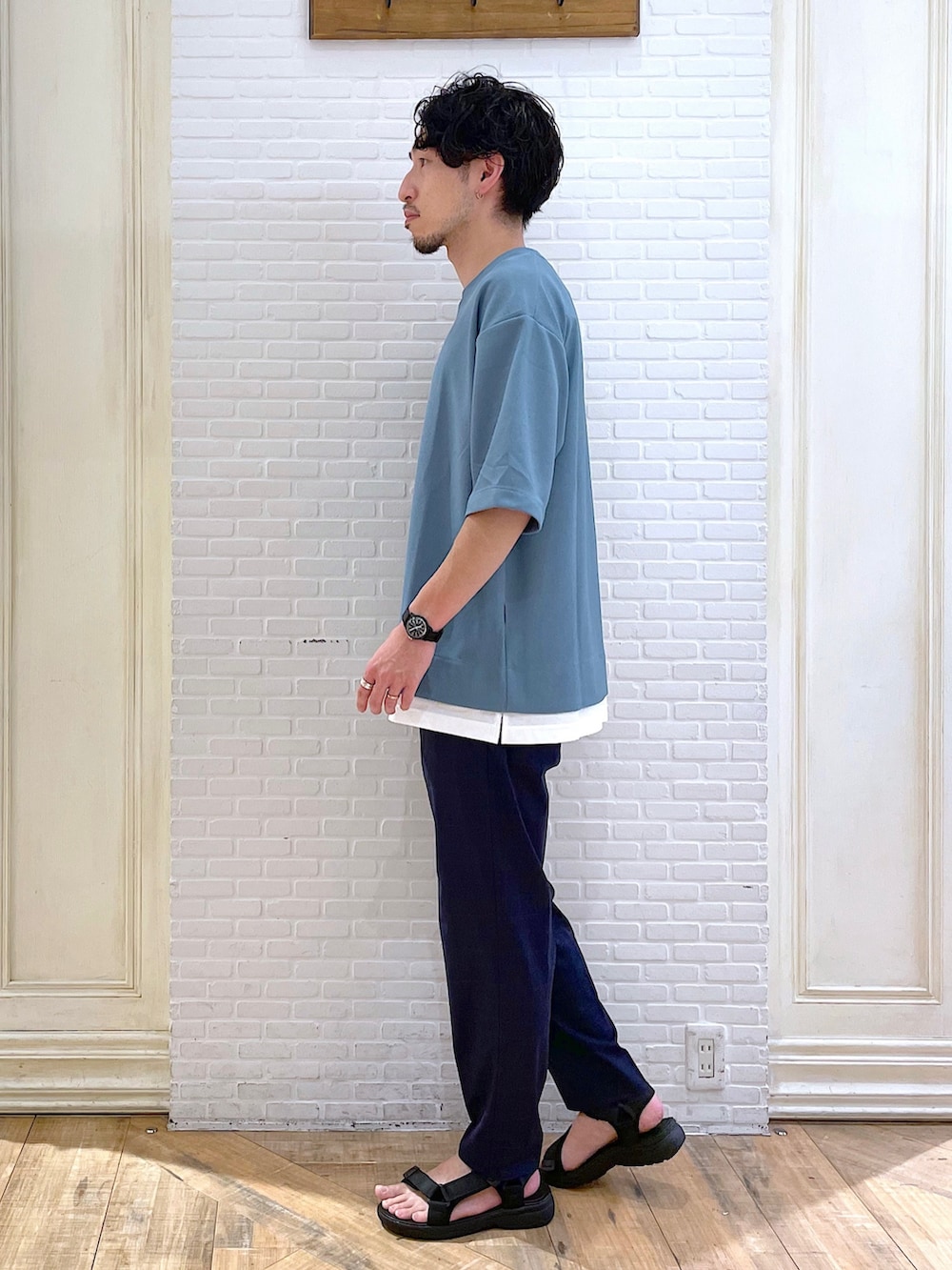 ブルー系のTシャツ/カットソー、ブルー系のその他パンツ、ブラック系のサンダルを着用したメンズの夏コーディネートの3枚目の写真