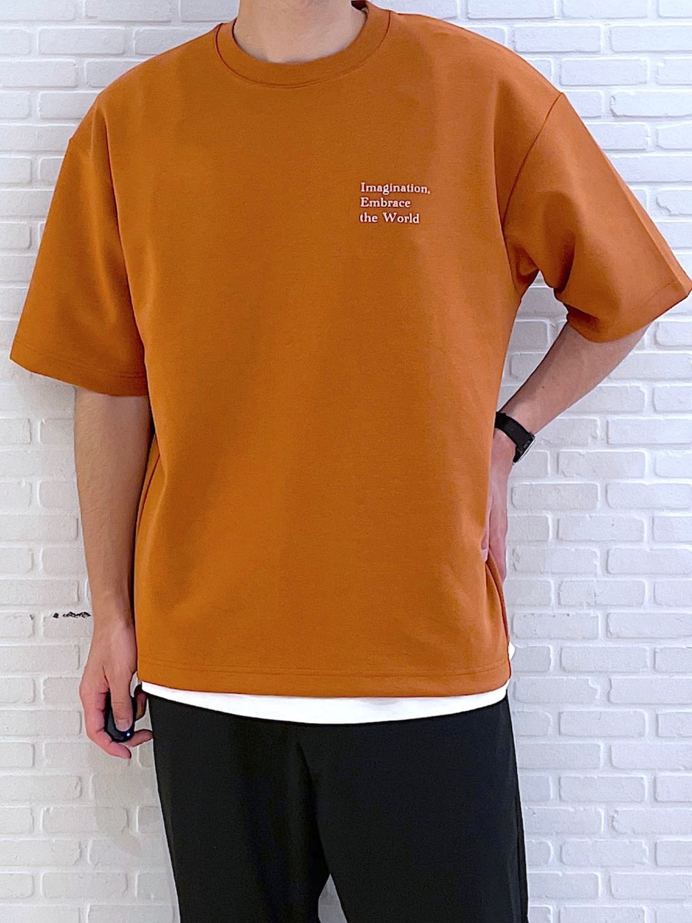 「ストリート、夏コーデ、ビタミンカラー、ビッグT、サンダル、スラックス、オレンジ、キャップ、グローバルワーク(GLOBAL WORK)、GLOBAL WORK」｜「GLOBAL WORKのエアクッション半袖/ロゴ/294742（Tシャツ/カットソー、オレンジ系）」を使った、まさるさんさん（メンズ・180cm）の夏コーディネートの4枚目の写真