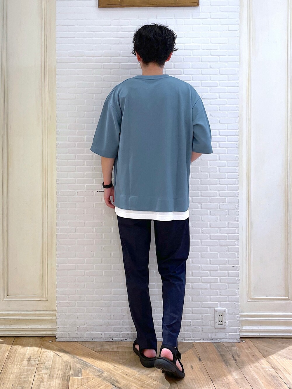 ブルー系のTシャツ/カットソー、ブルー系のその他パンツ、ブラック系のサンダルを着用したメンズの夏コーディネートの4枚目の写真