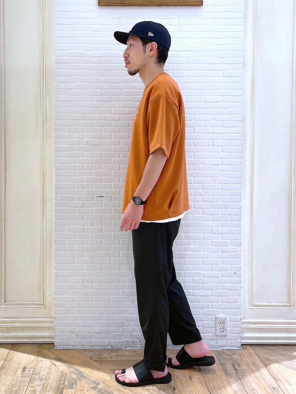 「ストリート、夏コーデ、ビタミンカラー、ビッグT、サンダル、スラックス、オレンジ、キャップ、グローバルワーク(GLOBAL WORK)、GLOBAL WORK」｜「GLOBAL WORKのエアクッション半袖/ロゴ/294742（Tシャツ/カットソー、オレンジ系）」を使った、まさるさんさん（メンズ・180cm）の夏コーディネートの2枚目の写真