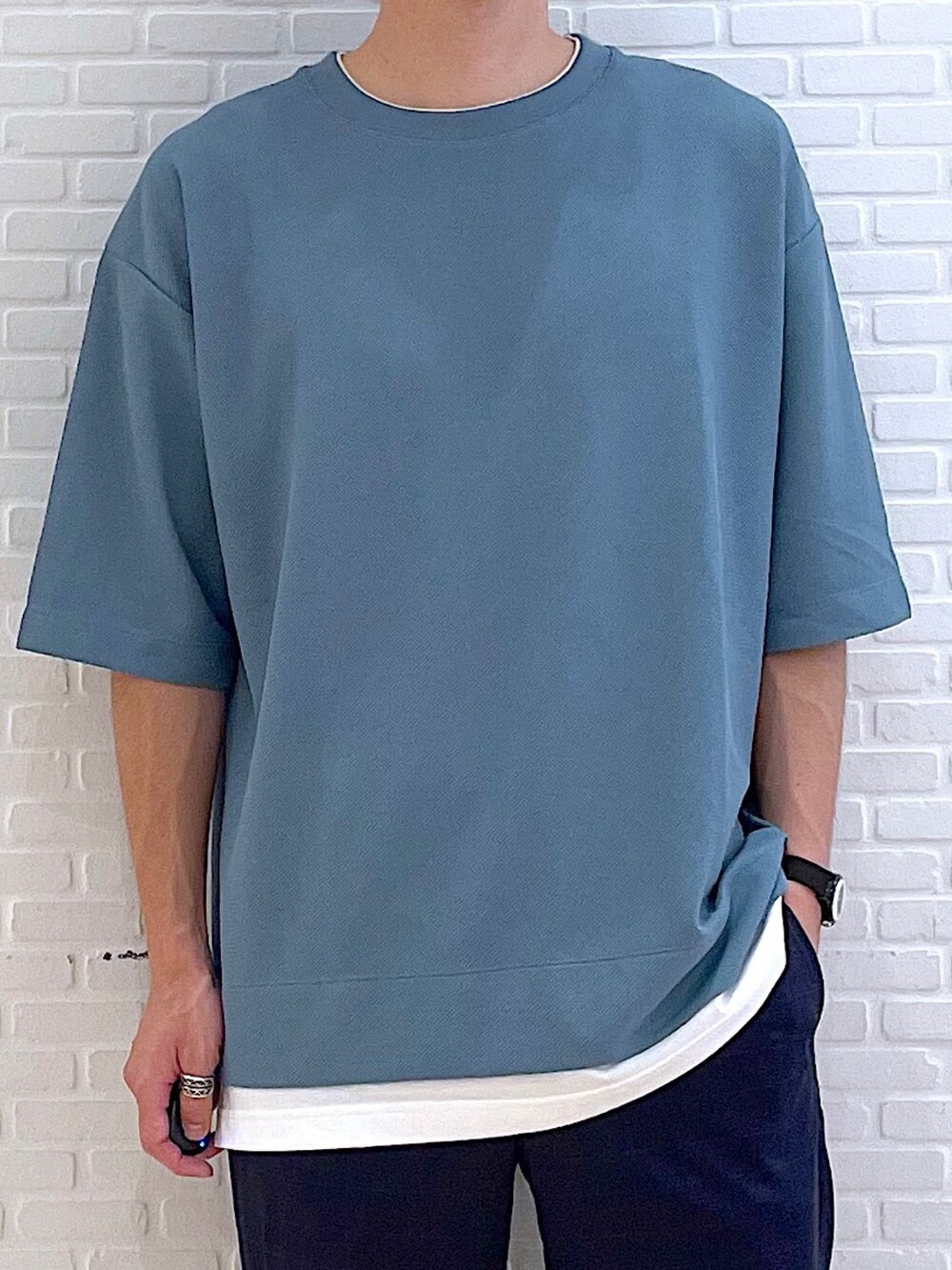 ブルー系のTシャツ/カットソー、ブルー系のその他パンツ、ブラック系のサンダルを着用したメンズの夏コーディネートの5枚目の写真