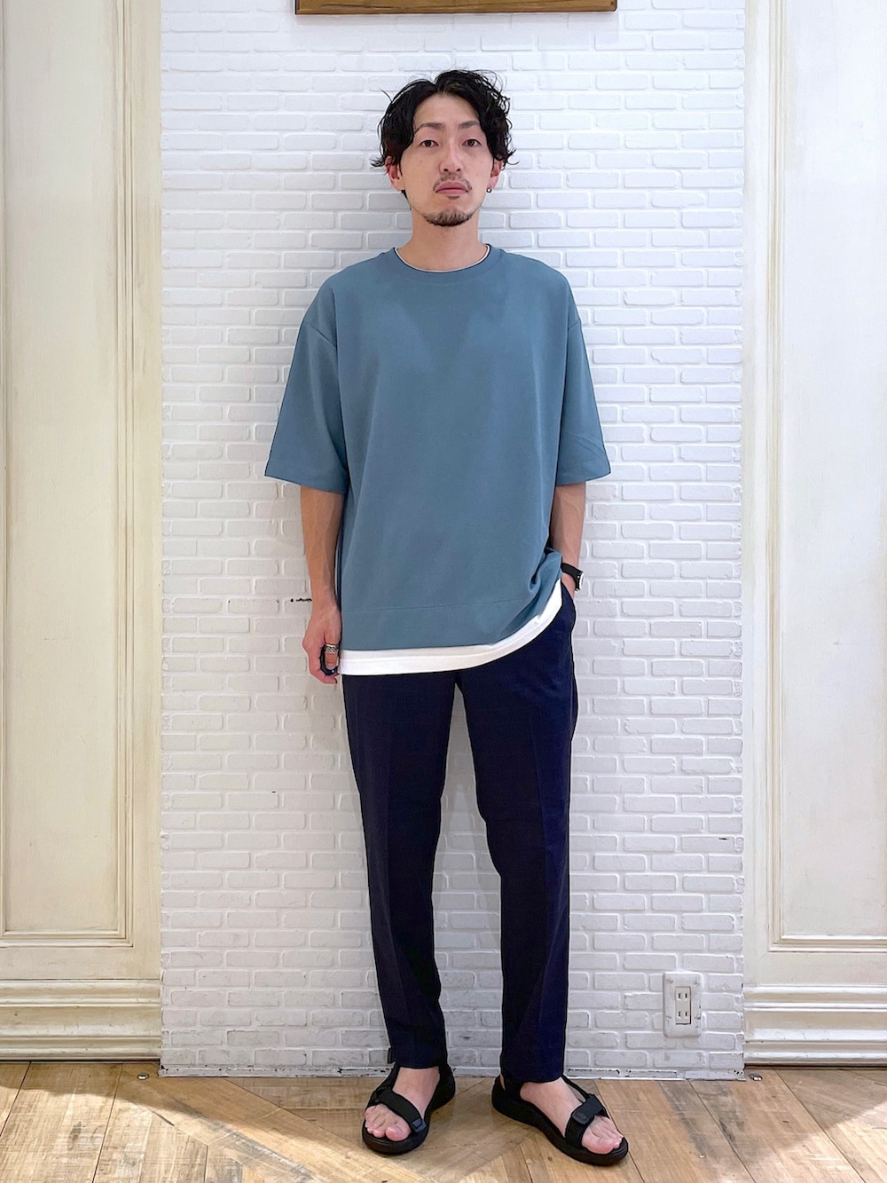 ブルー系のTシャツ/カットソー、ブルー系のその他パンツ、ブラック系のサンダルを着用したメンズの夏コーディネートの2枚目の写真