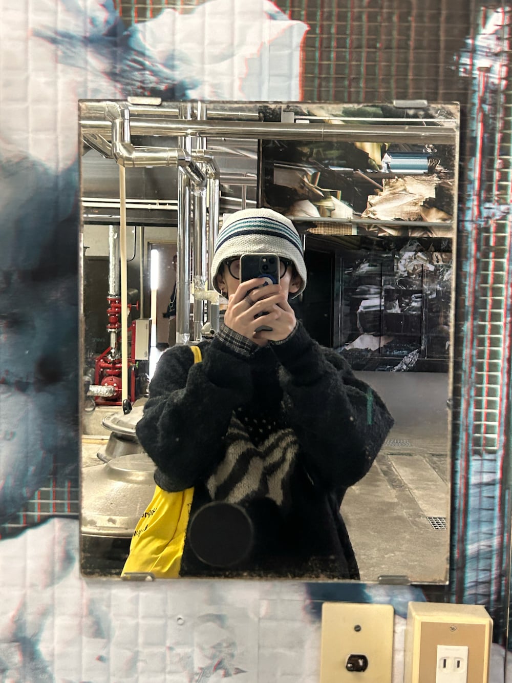 ブラック系のニット/セーター、ブルー系のデニムパンツ、ブラウン系のスニーカーを着用したメンズの冬コーディネートの3枚目の写真