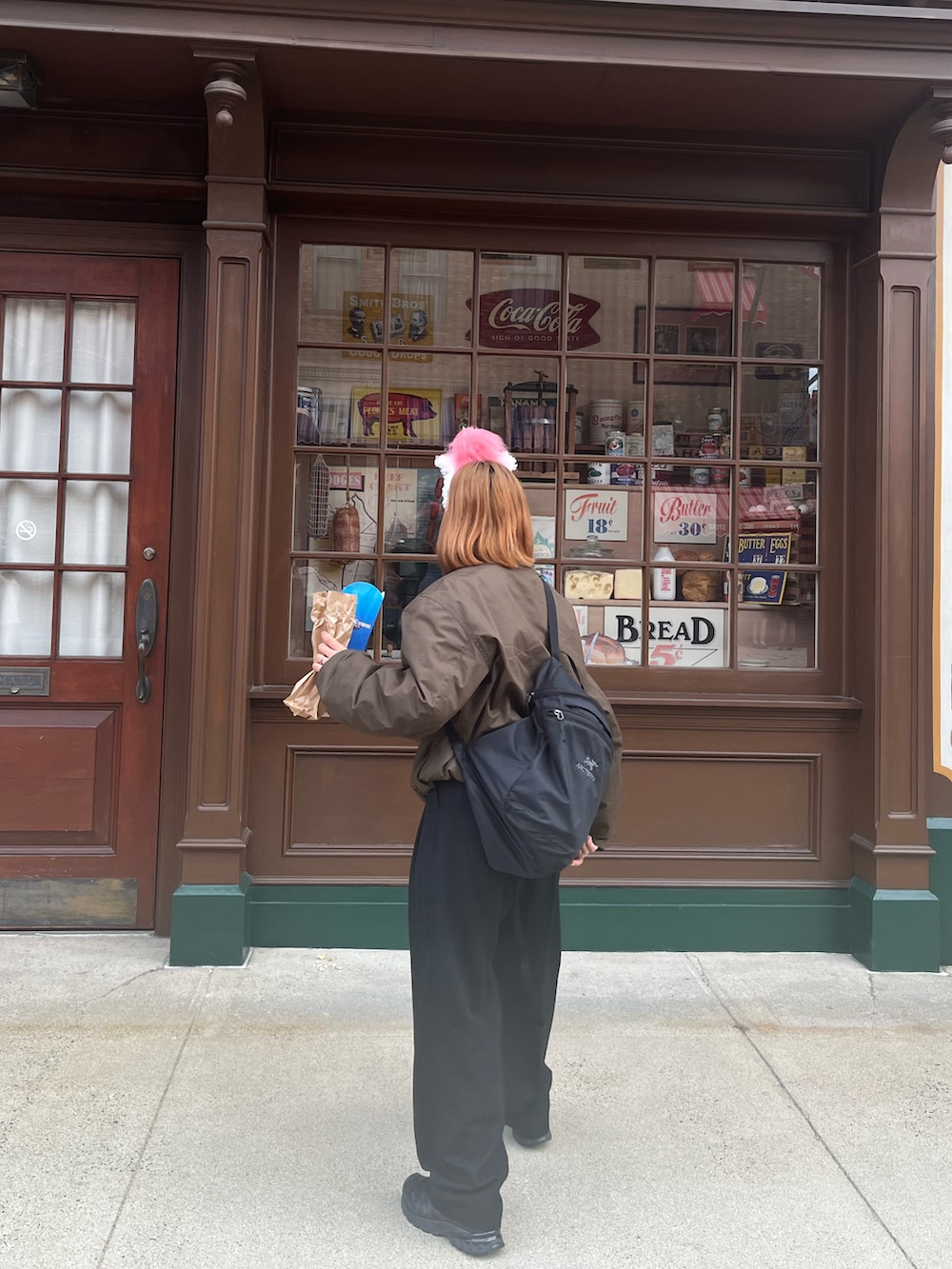 ブラック系のスニーカー、ブラック系のスラックス、ブラウン系のジャケット/アウターを着用したレディースの冬コーディネートの3枚目の写真