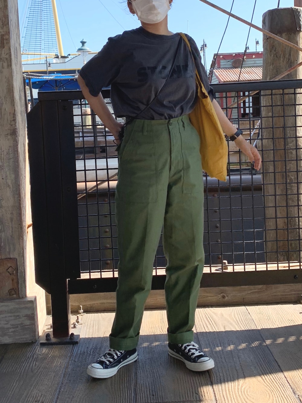 グリーン系のその他パンツ、グレー系のTシャツ/カットソーを着用したレディースの夏コーディネートの2枚目の写真