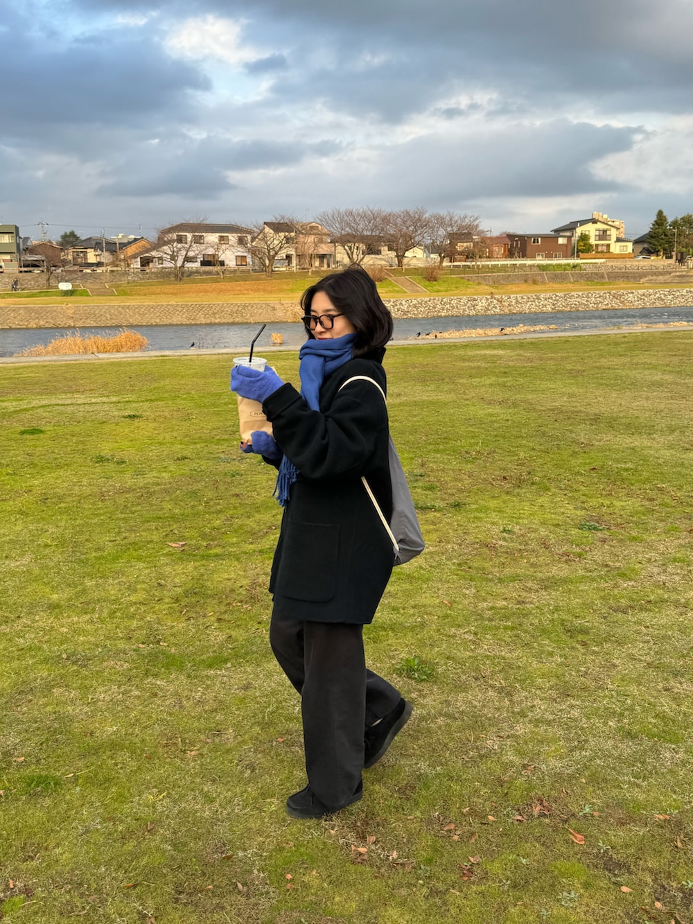 ブラック系のジャケット/アウター、ブラック系のデニムパンツ、ブラック系のブーツを着用したレディースの冬コーディネートの2枚目の写真