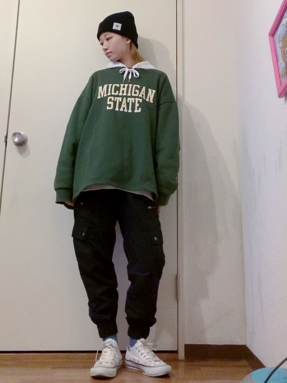 グリーン系のスウェット、グレー系のパーカー、ブラック系のダウンジャケット/コートを着用したレディースの冬コーディネートの2枚目の写真