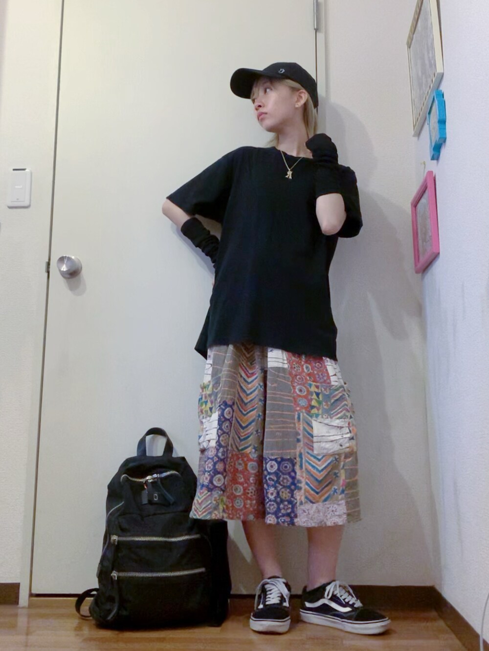 ブラック系のTシャツ/カットソー、ベージュ系のその他パンツ、ブラック系のスニーカーを着用したレディースの秋コーディネートの2枚目の写真