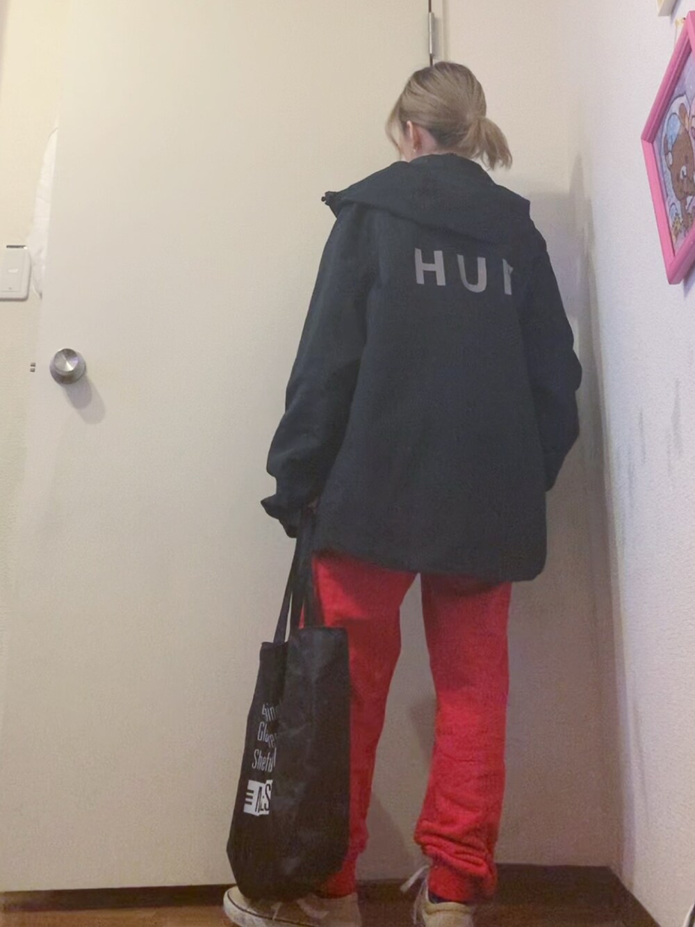 ブラック系のナイロンジャケット、ブラック系のスウェット、レッド系のスウェットパンツを着用したレディースの春コーディネートの2枚目の写真