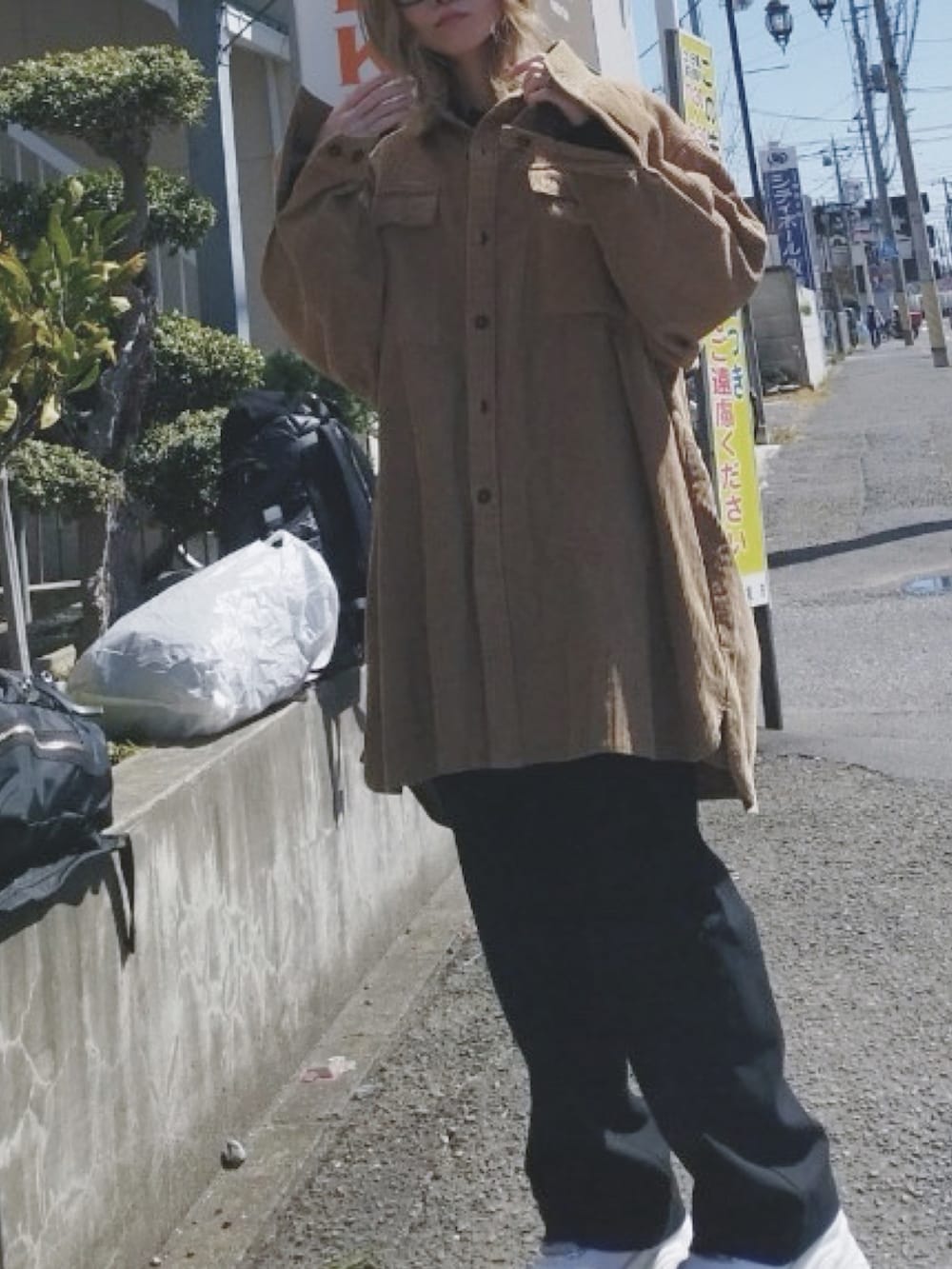 ベージュ系のシャツ/ブラウス、ブラック系のその他パンツ、ホワイト系のスニーカーを着用したレディースの春コーディネートの2枚目の写真