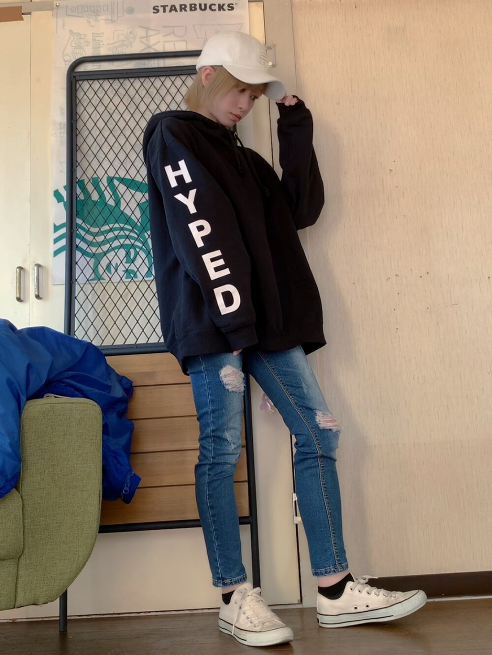 ブルー系のダウンジャケット/コート、ブラック系のパーカー、ブルー系のデニムパンツを着用したレディースの冬コーディネートの3枚目の写真