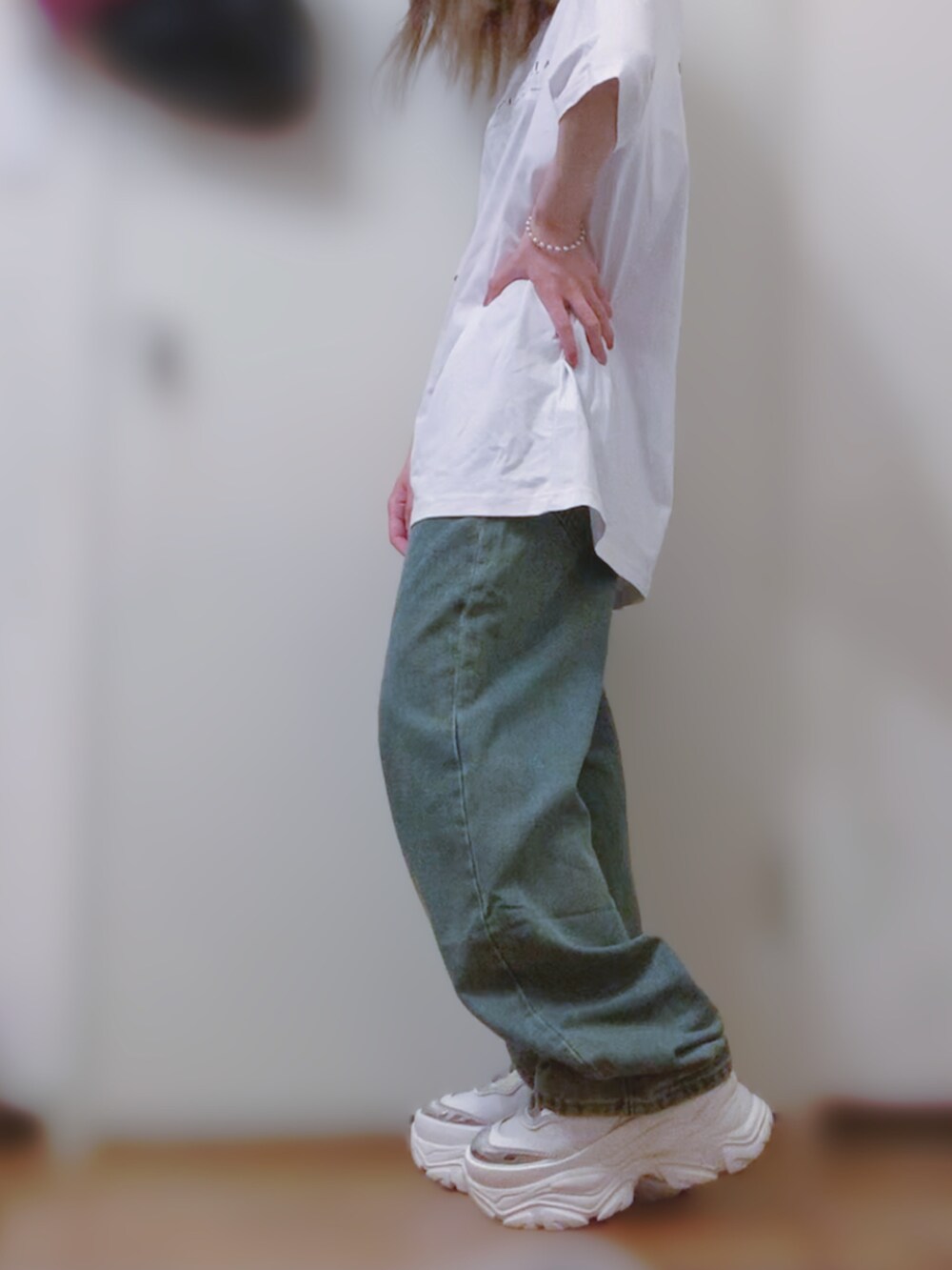 ホワイト系のTシャツ/カットソー、ブルー系のデニムパンツ、ホワイト系のスニーカーを着用したレディースの春コーディネートの3枚目の写真