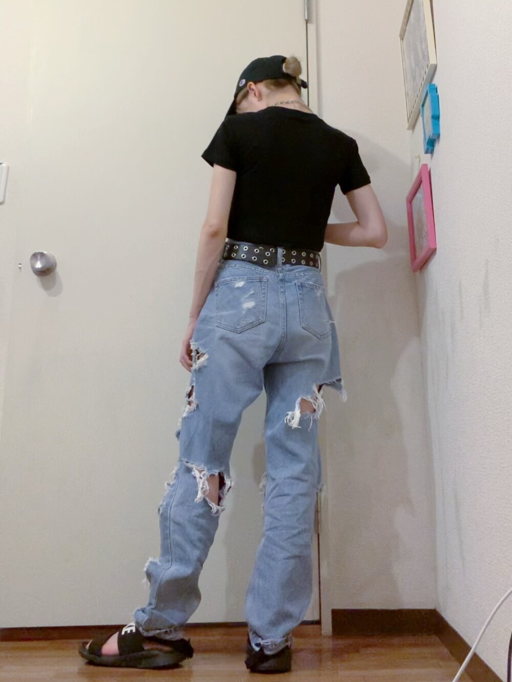 ブラック系のTシャツ/カットソー、ブルー系のデニムパンツ、ブラック系のサンダルを着用したレディースの夏コーディネートの3枚目の写真