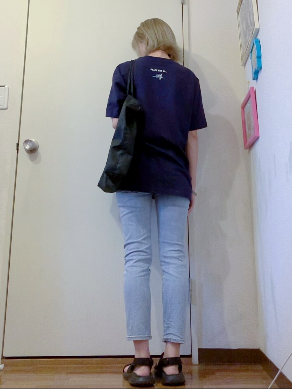 ブルー系のTシャツ/カットソー、ブルー系のデニムパンツ、ブラック系のサンダルを着用したレディースの夏コーディネートの4枚目の写真