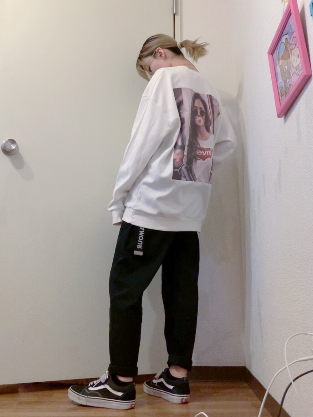 ブルー系のデニムジャケット、ホワイト系のTシャツ/カットソー、ブラック系のデニムパンツを着用したレディースの春コーディネートの3枚目の写真