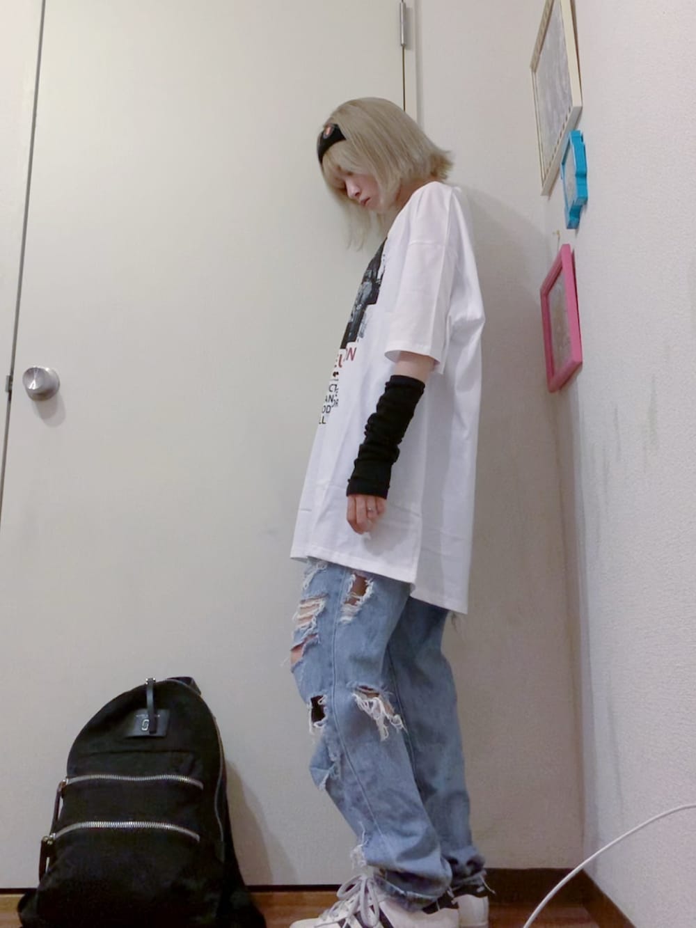 ホワイト系のTシャツ/カットソー、ブルー系のデニムパンツ、ホワイト系のスニーカーを着用したレディースの秋コーディネートの3枚目の写真