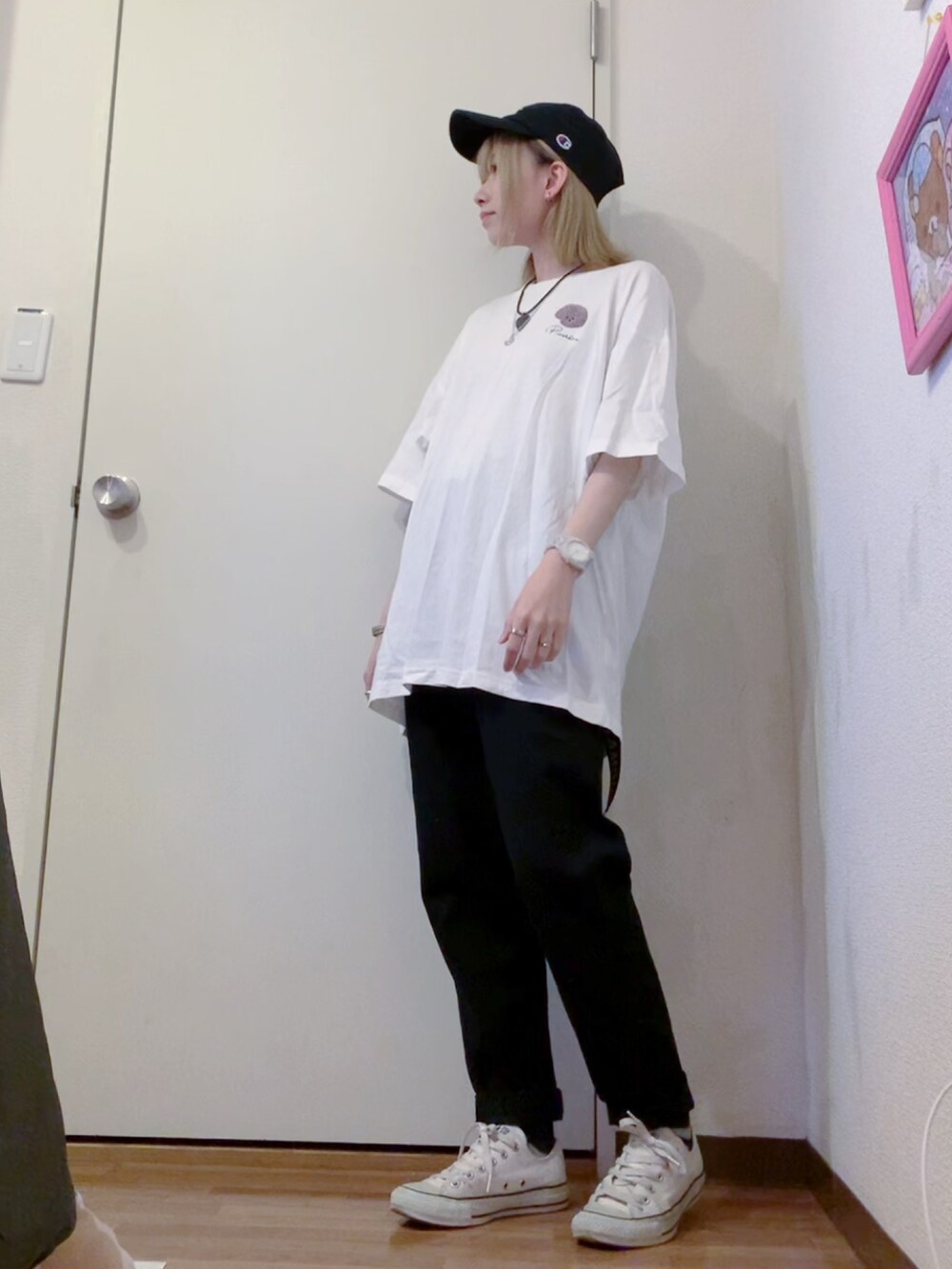 ホワイト系のTシャツ/カットソー、ブラック系のナイロンジャケット、ブラック系のデニムパンツを着用したレディースの春コーディネートの5枚目の写真