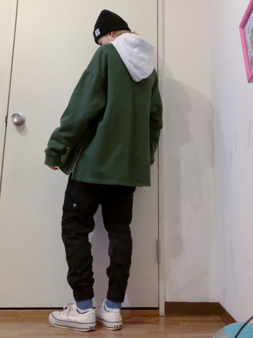 グリーン系のスウェット、グレー系のパーカー、ブラック系のダウンジャケット/コートを着用したレディースの冬コーディネートの3枚目の写真